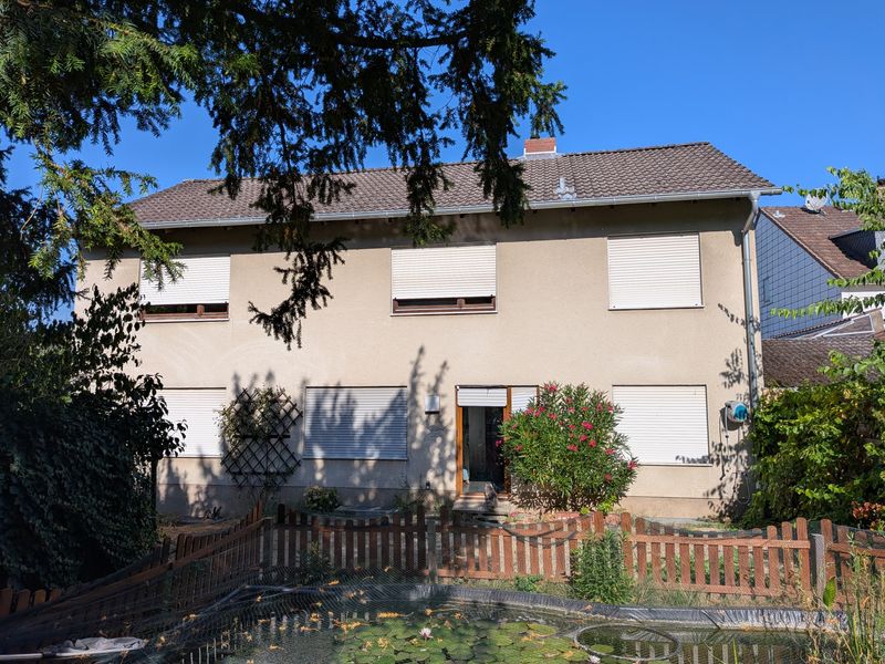 Hinterhaus mit großem Garten in Hanglage von Seeheim